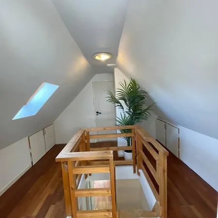 Fully Furnished With Shared Kitchen And Bathroom7 דירה