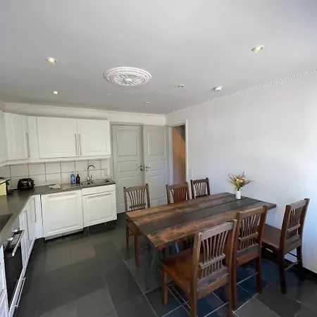 Fully Furnished With Shared Kitchen And Bathroom7 דירה